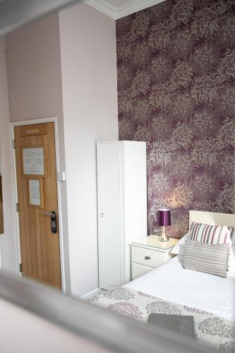 Katil atau katil-katil dalam bilik di Trelawney Hotel - Guest House