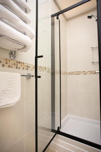Bilik mandi di Trelawney Hotel - Guest House