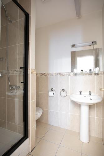 Bilik mandi di Trelawney Hotel - Guest House