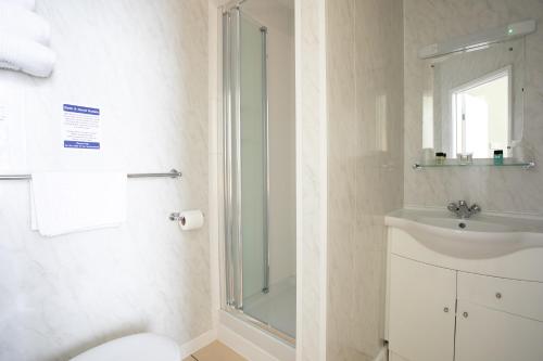 Bilik mandi di Trelawney Hotel - Guest House