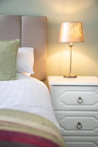 Katil atau katil-katil dalam bilik di Trelawney Hotel - Guest House