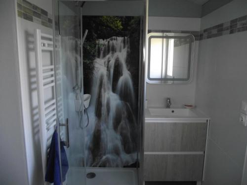 a bathroom with a shower and a sink at Entre bassin et océan in Lège-Cap-Ferret