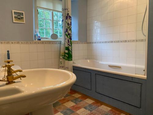 Ванна кімната в Gardener's Cottage