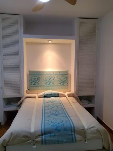 A bed or beds in a room at Appartamenti con giardino ad Olbia