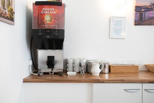Kemudahan buat kopi dan teh di Trelawney Hotel - Guest House
