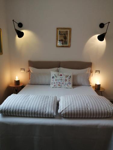 a bed with two pillows on top of it at Bellagio Holiday Home in Bellagio