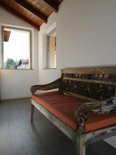 an old bench in a room with a window at Bellagio Holiday Home in Bellagio