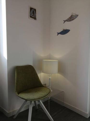 a green chair in a room with a lamp at Bellagio Holiday Home in Bellagio