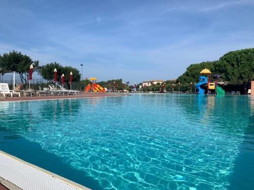 a large swimming pool with a water park at Club Esse Gallura in Aglientu