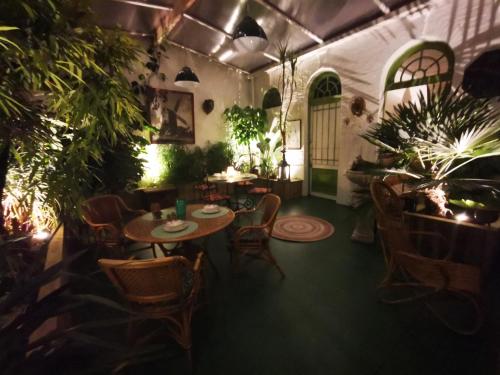 En restaurant eller et andet spisested på JARDIN D'HIVER CASSEL Suite de 70 m2