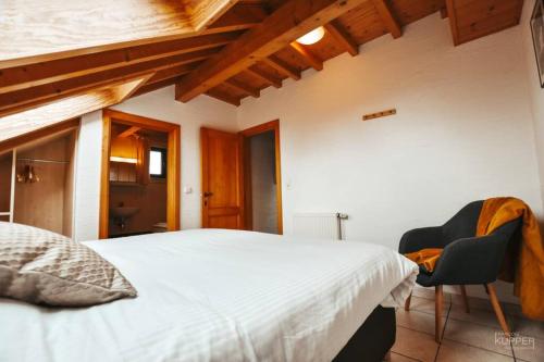 Кровать или кровати в номере Le Héron 28pers, Malmedy- Home cinéma, balnéo, sauna, jardin