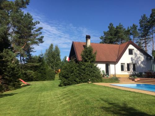 dom z ogródkiem i basenem w obiekcie Dom Letniskowy na Kaszubach z podgrzewanym basenem w mieście Ostrowite
