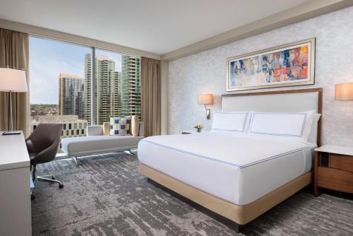 - une chambre avec un grand lit blanc et un bureau dans l'établissement InterContinental San Diego, an IHG Hotel, à San Diego