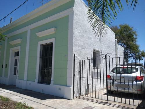 une voiture garée devant un bâtiment avec une porte dans l'établissement La Casa del Molino, à Ramallo