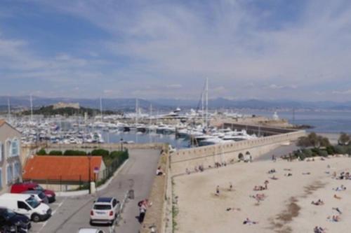 BORD DE MER - AC, WIFI, chic, sea view, beach 2 minutes walk