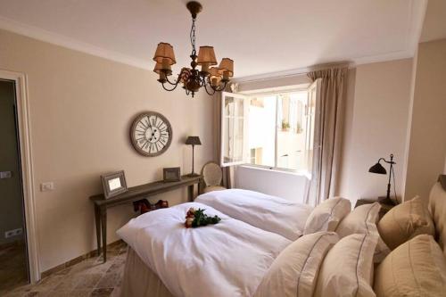 Postel nebo postele na pokoji v ubytování BORD DE MER - AC, WIFI, chic, sea view, beach 2 minutes walk