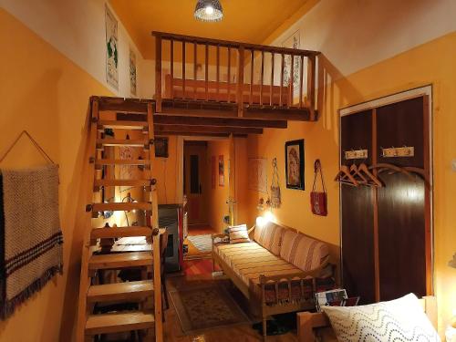 ein Wohnzimmer mit einem Hochbett und einem Sofa in der Unterkunft Base Camp - Urban Guerrilla in Negotin