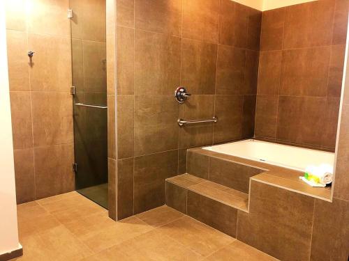 a bathroom with a shower with a tub and a sink at Holiday Inn San Luis Potosi-Quijote, an IHG Hotel in San Luis Potosí