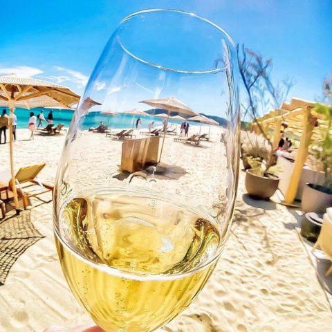 - un verre de vin assis sur la plage dans l'établissement La terrasse tropézienne, à Cogolin