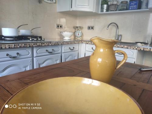 una cocina con un jarrón sobre una mesa en Chambre au panier en Marsella