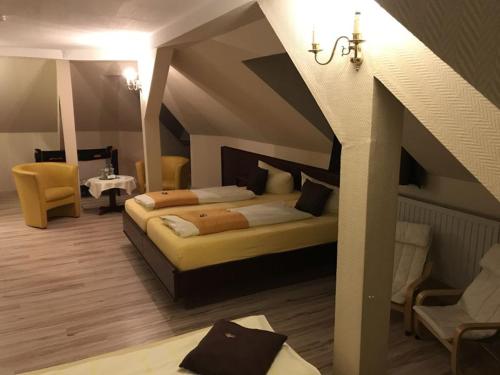 Postel nebo postele na pokoji v ubytování Hotel Schöne Aussicht