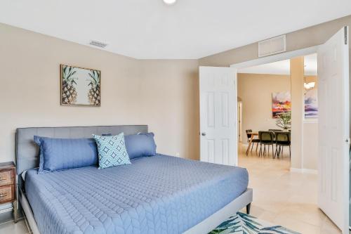 1 dormitorio con 1 cama azul y comedor en Kickback, en Palm Coast