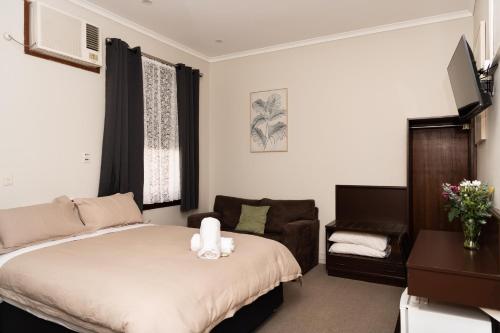Кровать или кровати в номере New Crown Hotel Motel