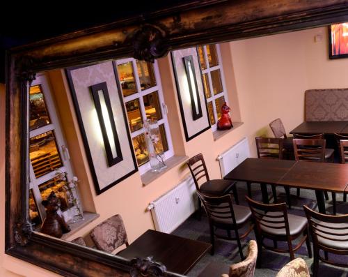 Ruang duduk di Ursprung Apartments