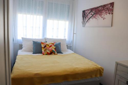 uma cama com duas almofadas num quarto em Krisztina Apartman em Salgótarján