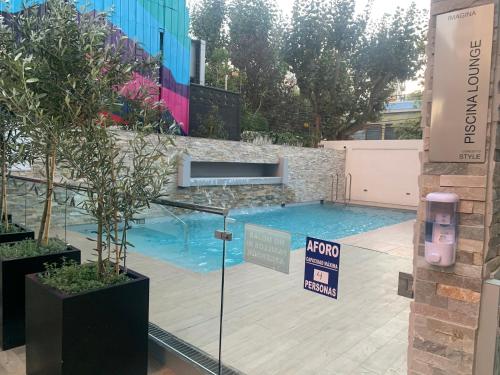 a swimming pool with a sign in front of a building at Arriendo departamento excelente ubicación por día in Viña del Mar