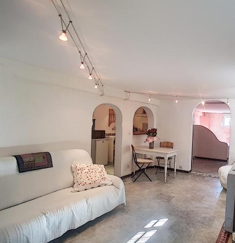 un salon avec un canapé et une table dans l'établissement villa stellaris, à Villeneuve-Loubet