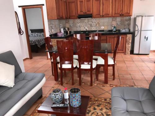 cocina con mesa, sillas y nevera en BALCON DE CHIE, en Villa de Leyva