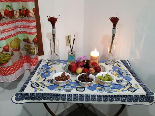 een tafel met drie kommen fruit erop bij HTL PERSONALIZADA BUZIOS in Búzios