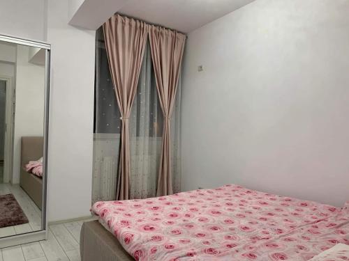 Ένα ή περισσότερα κρεβάτια σε δωμάτιο στο Apartament 2 camere Militari Residence