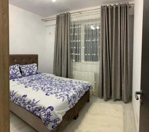 Ένα ή περισσότερα κρεβάτια σε δωμάτιο στο Apartament 2 camere Militari Residence