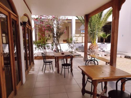 un patio con mesas y sillas en un restaurante en Hotel Mejillones, en Mejillones