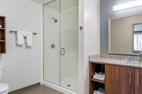 Ένα μπάνιο στο MainStay Suites Great Falls Airport