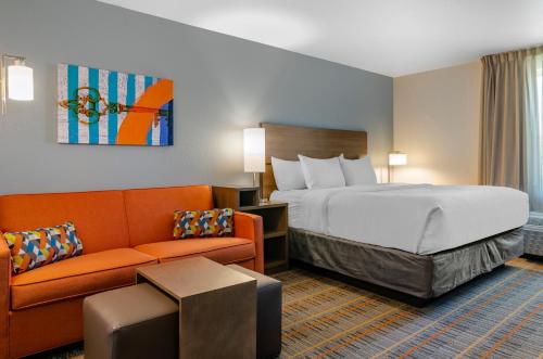 Ένα ή περισσότερα κρεβάτια σε δωμάτιο στο MainStay Suites Great Falls Airport