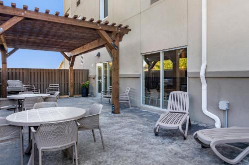 Αίθριο ή υπαίθριος χώρος στο MainStay Suites Great Falls Airport