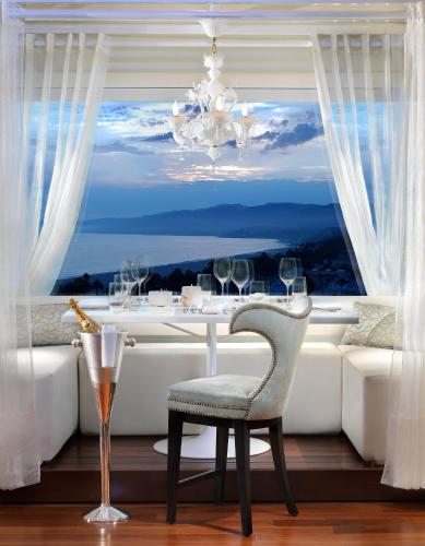 a dining room with a table and a chandelier at Huntley Santa Monica Beach in Los Angeles