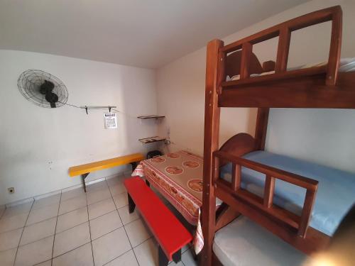 Bunk bed o mga bunk bed sa kuwarto sa Apartamento mobiliado no Canto do Forte - Praia Grande - SP Férias, temporada, feriados