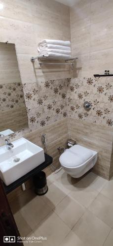 Ένα μπάνιο στο Hotel Trimurti