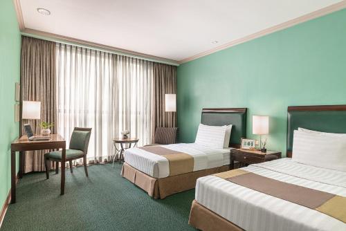 Postel nebo postele na pokoji v ubytování Makati Palace Hotel