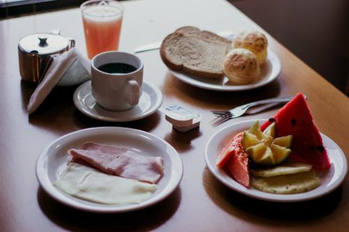 Comida en o cerca de este hotel