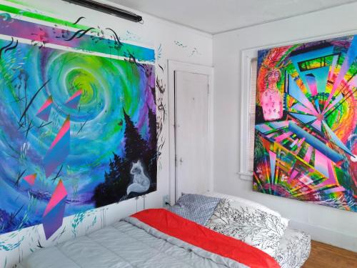 Ένα ή περισσότερα κρεβάτια σε δωμάτιο στο Art House Detroit Creative
