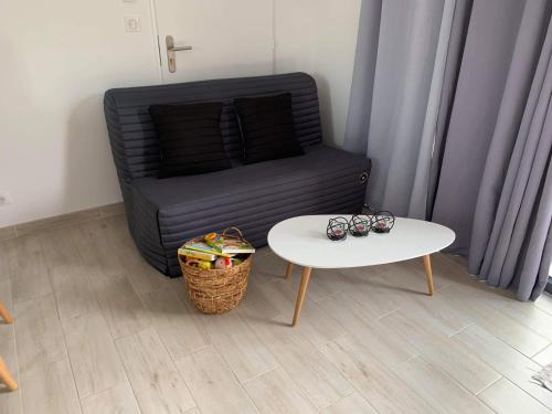 a living room with a couch and a table at Cabane Miossaise in Mios
