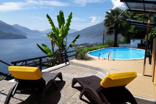 een patio met 2 stoelen en een zwembad bij Amarone Classica in Gravedona
