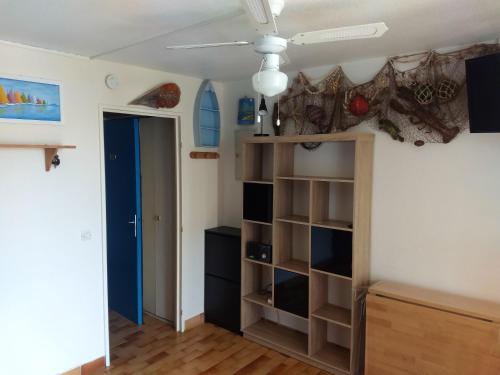 une chambre avec une étagère et un plafond dans l'établissement Charmant studio à Agde de 21 m² avec terrasse vue ville, au Cap d'Agde