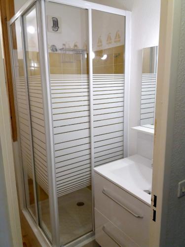 une salle de bain avec une douche à l'italienne et un lavabo dans l'établissement Charmant studio à Agde de 21 m² avec terrasse vue ville, au Cap d'Agde