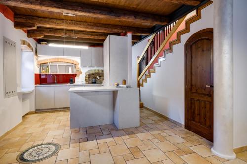 Kuchyň nebo kuchyňský kout v ubytování Ca' Gremal - Casa vacanze tra le colline del Garda - Calmasino di Bardolino